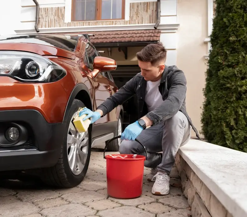 Lavage auto à domicile Bahus-Soubiran : professionnel intervenant sur un véhicule
